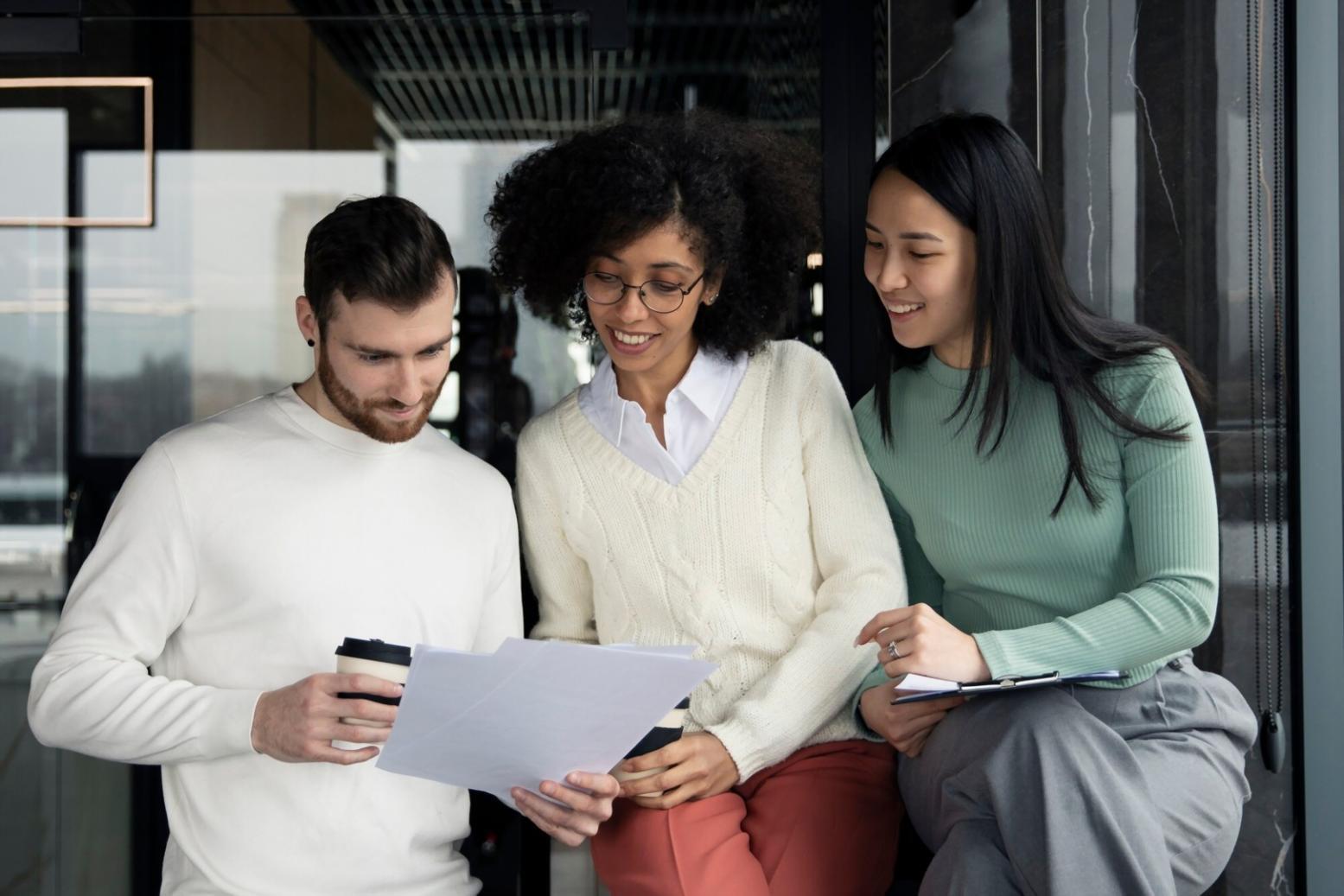 Espace de travail professionnel avec analyses financières et documentation d'investissement